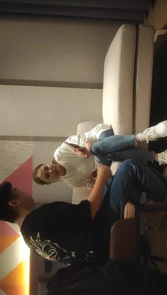 专搞阿姨加钱哥深夜约炮风韵犹存的白衣牛仔裤发廊老板娘沙发干到床上