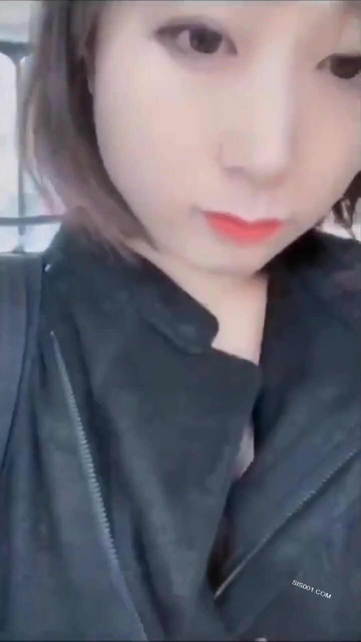 漂亮美女在公交车上真空露出 一路来到购物广场门前 胆子真不小