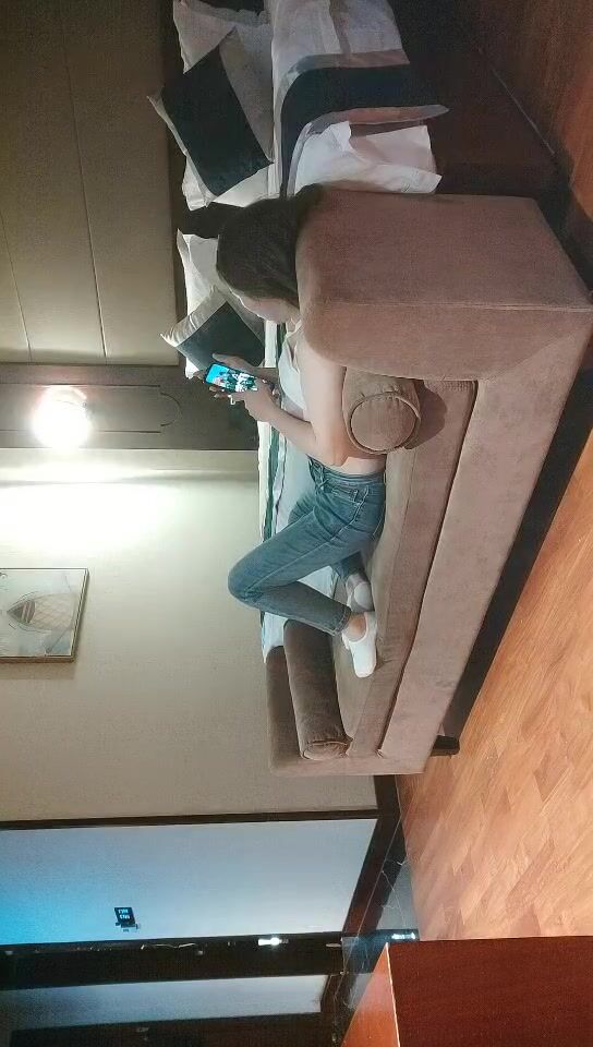 2021-10-31 某先生爱徒探花首秀操骚货，穿上丝袜撕裆，在沙发上操按头深喉 ，跪着翘起屁股 ，后入抽插猛顶