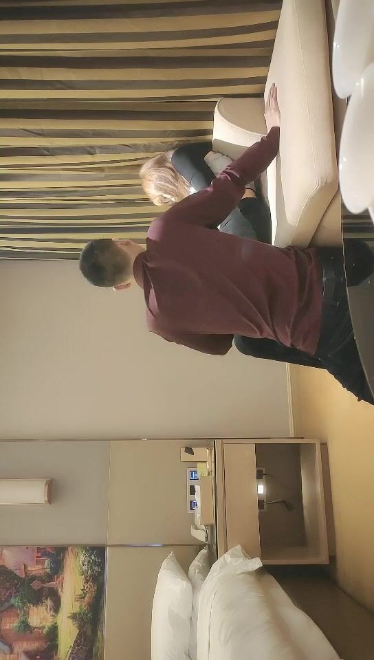 探花不好混专搞高端外围的小马出大事了刚热完身准备搞被几个不明身份的大汉冲进房间爆揍说找了他好久