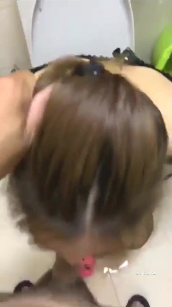 漂亮美少妇在马桶尿尿被一把抓过来 揪着头发鸡吧插进嘴里深喉 温柔一点 我牙疼