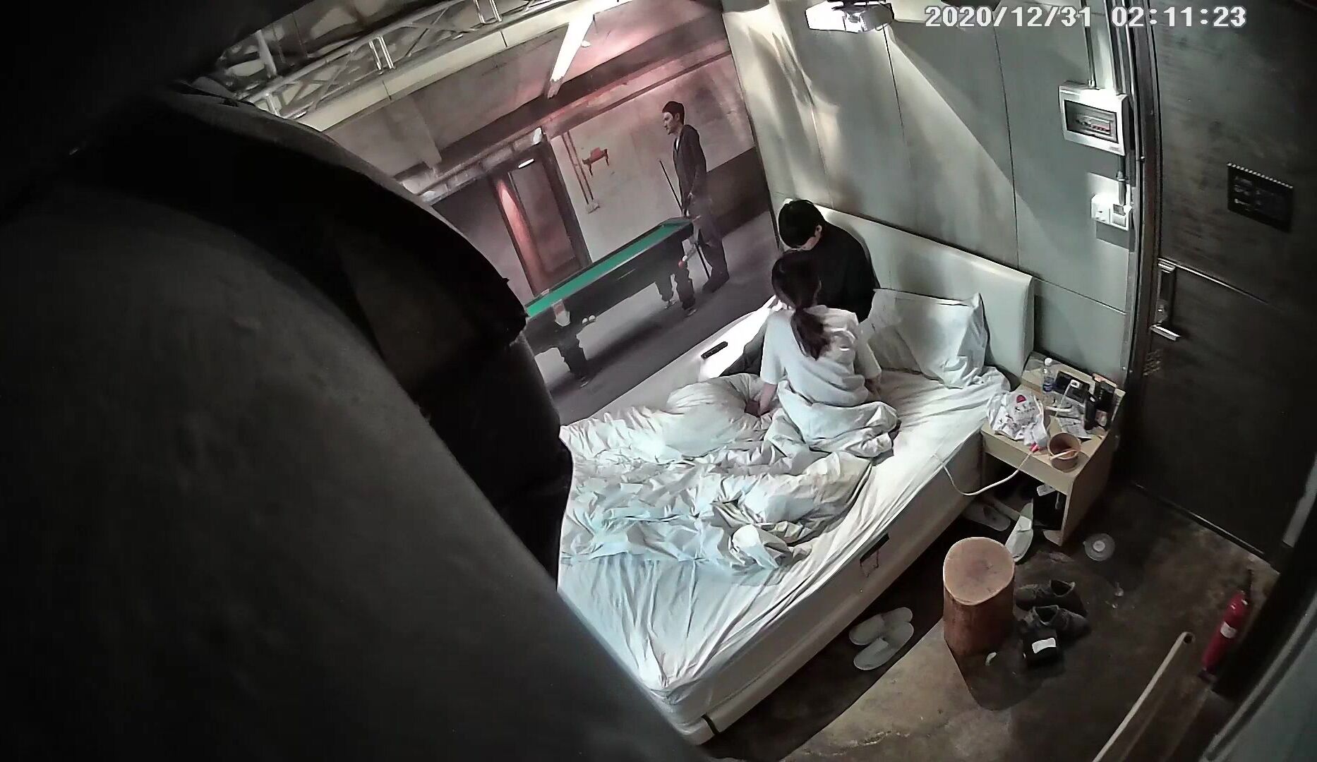 真实酒店偷拍到高质量情侣，妹子脸蛋儿不错，惊喜的是身材匀称奶子又挺又粉嫩的，吃完一份快餐后 妹子主动挑逗男生