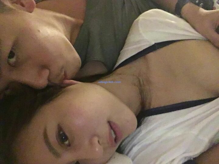 一对新婚度蜜月的甜蜜情侣日常生活大尺度自拍流出，女生是个笑起来很甜美的女神，把她放在人堆里 就很亮眼养眼的那种