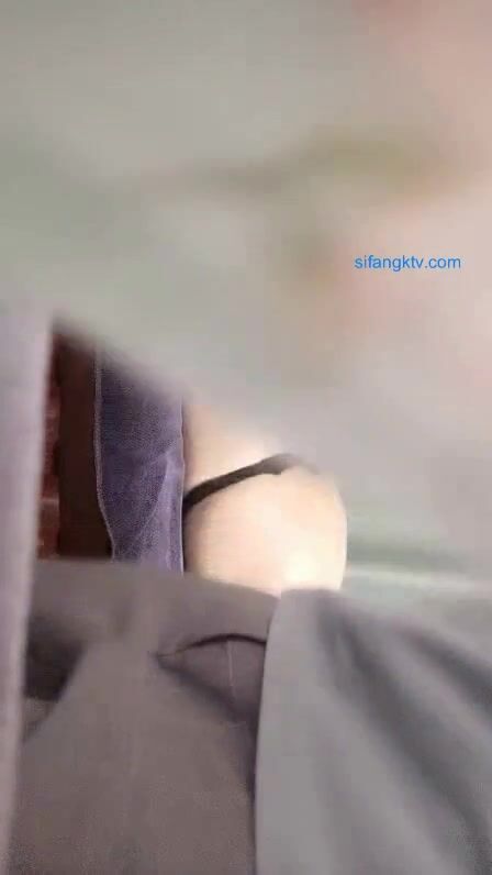 养生馆真实偷拍，白嫩极富弹性美臀少妇，表示老公经常出差，理由很正当，小哥拿出鸡巴试探性地蹭，少妇一把抓住想要