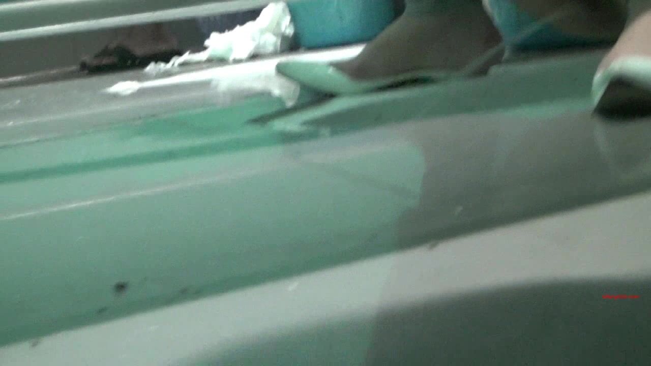 商城女厕全景偷拍 BB超干净粉嫩的丸子头美女