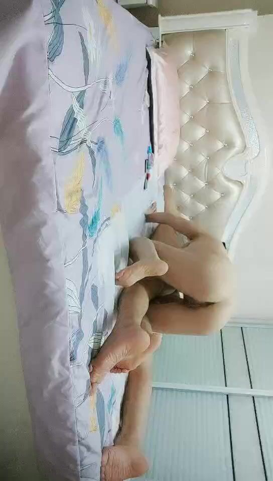 2021-11-3 骚女探花女技师客户上门全程服务，乳推舔菊69姿势深喉 ，扶着大屁股后入，奶子一直晃动最后撸射