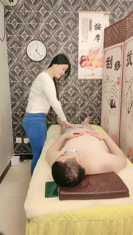 勾引按摩店老伴娘，边撩边摸打着电话扒光她吃奶子爆草，先给她草舒服了再口交大鸡巴主动上位抽插叫的好骚啊