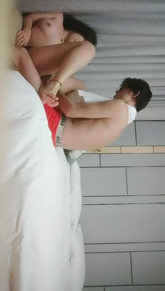 2021-11-5 战神小利高品质一线天极品肥穴骚货，超近距离拍摄，掰穴舔逼清晰可见，侧入骑乘抽插晃动大奶子