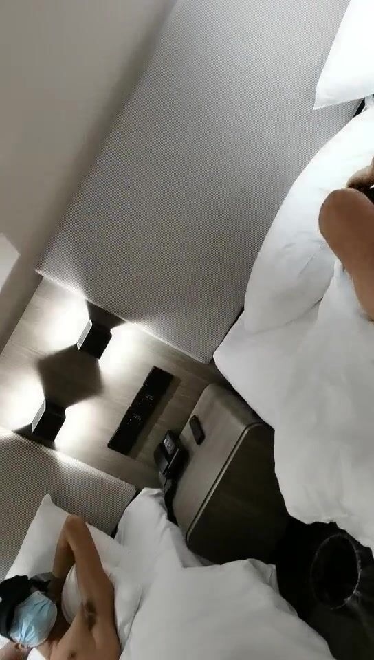 宾馆激情多P群战，露脸一起口交大鸡巴被大哥轮草抽插浪叫，玩的最嗨得原来是个奶妈，哺乳期挤奶水喷射刺激