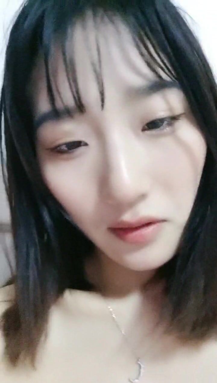 清纯甜美刚播贫乳嫩妹和炮友大秀 ，特写舔屌活比较生疏 ，第一视角抽插多毛骚穴 ，没插几下流出白浆特写