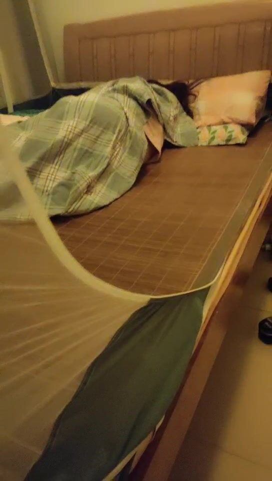 2021.11.6，【爱情故事】，良家小少妇被老公偷拍直播赚钱，累了一天不想动，岔开双腿随意干，居家环境真实刺激