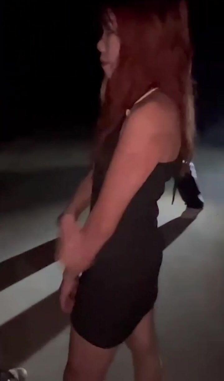 长发小美女街头被一群小混混胁迫 强行脱光光拍她的嫩鲍鱼