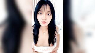 逼毛多多性欲旺盛的骚妹子被小哥内射后洗澡诱惑，舔弄大鸡巴用道具玩逼，跳蛋塞逼里自慰呻吟，跟狼友发骚.