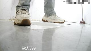 商场女厕全景偷拍 白衣美女的的极品小黑鲍