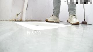 商场女厕全景偷拍 白衣美女的的极品小黑鲍