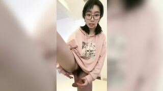 极品反差婊 戴眼镜的骚逼，十个眼睛九个骚，阴毛旺盛，用大玩具插自己的骚逼！