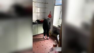 【叔嫂乱伦】趁大哥不在家下药迷奸新婚嫂子，逼这么松婚前肯定被很多人操.