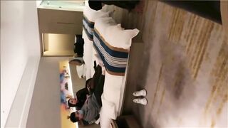 【绿帽剧情】女主带情人调教绿帽老公，把老公不当人虐待，踩踏下体，逼着老公吃呕吐物