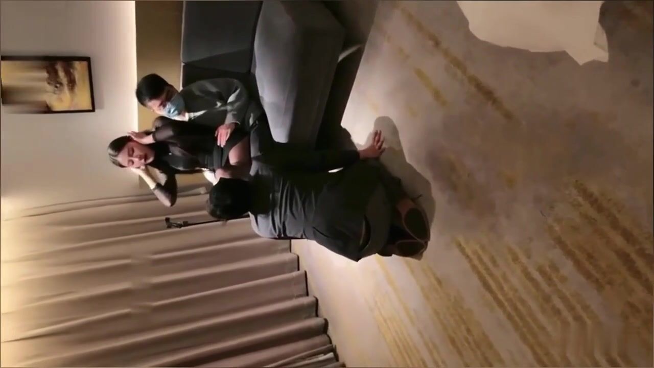 【绿帽剧情】女主带情人调教绿帽老公，把老公不当人虐待，踩踏下体，逼着老公吃呕吐物