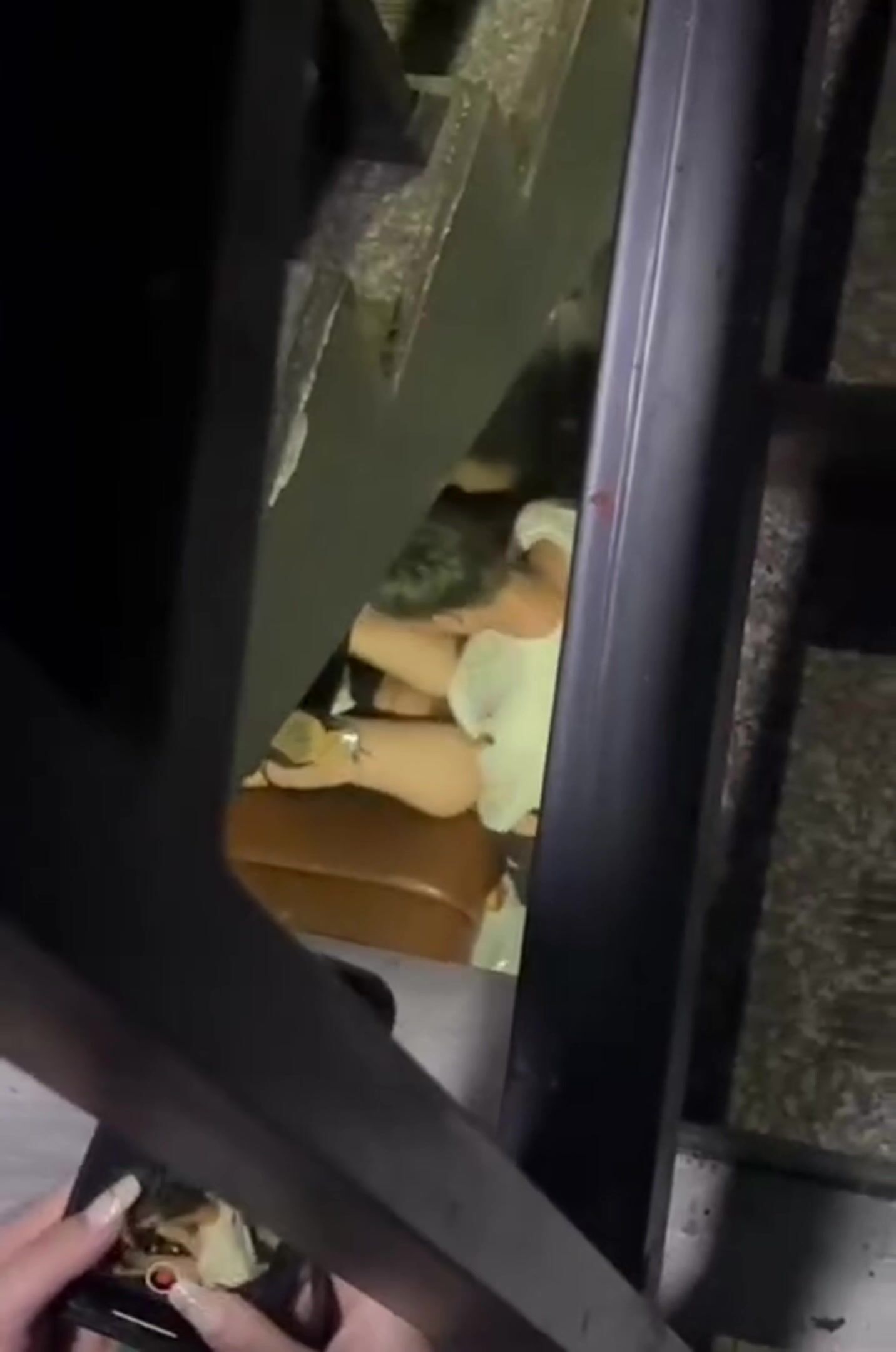 小情侣在楼梯间啪啪，男的太弱了没艹几下鸡巴就软了，给你机会不中用啊，放开她让我来！