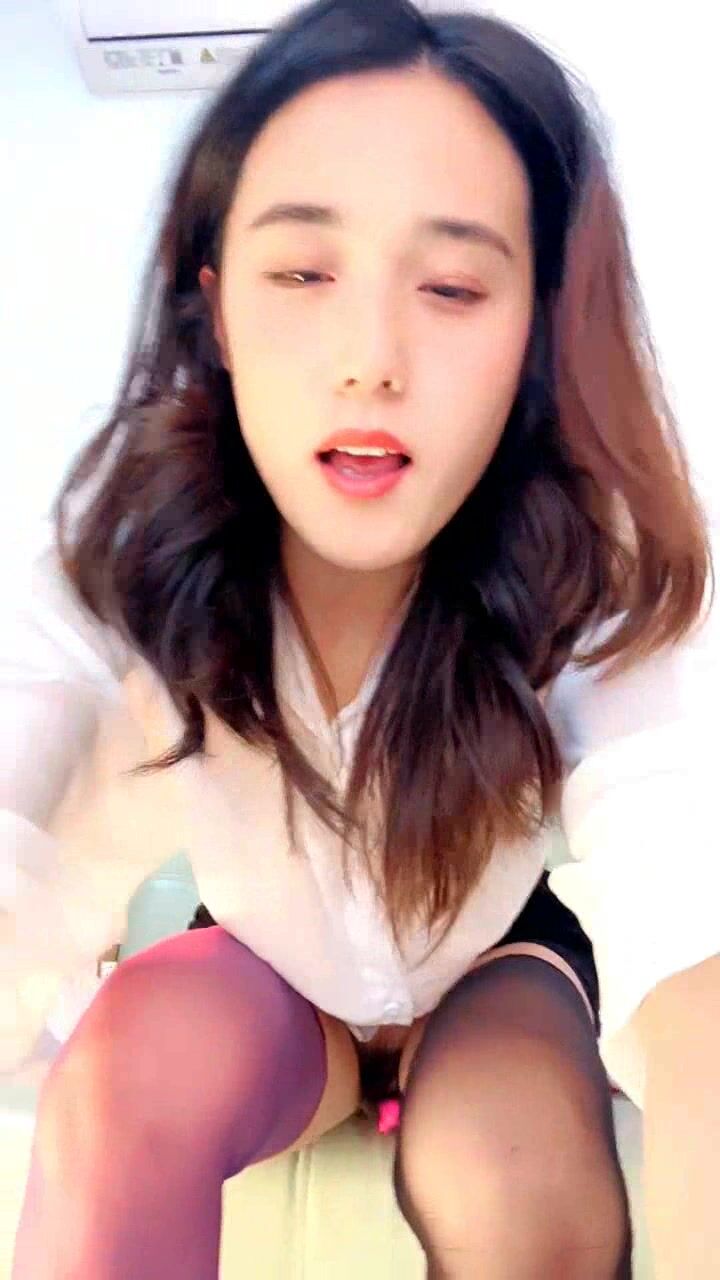 舞蹈老师琪琪全程露脸很有骚劲，丝袜高跟开档牛仔，火辣激情艳舞，揉奶玩逼道具抽插，尿尿给狼友看精彩刺激