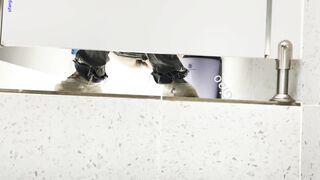 -KTV女厕全景偷拍 几位高颜值美女的极品鲍鱼.