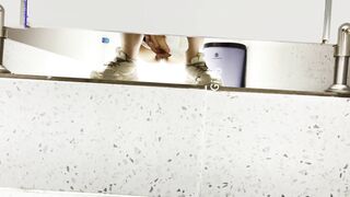 -KTV女厕全景偷拍 几位高颜值美女的极品鲍鱼.