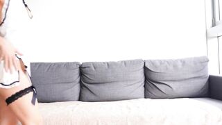 青春美眉 菊花塞着肛塞 深喉吃鸡 在沙发被大肉棒先操骚穴再爆菊花 内射满满一屁穴精液.