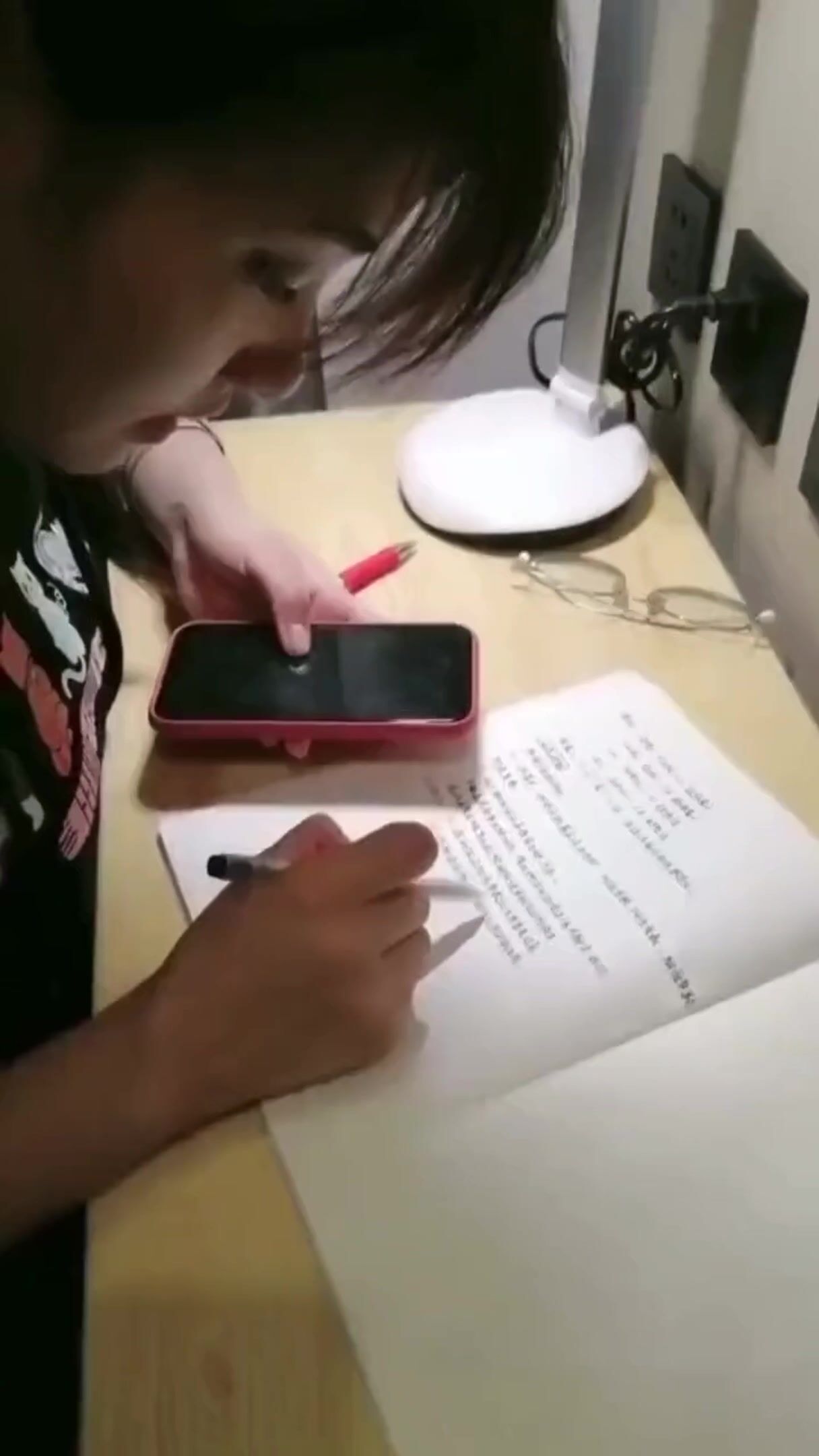 极品反差婊 家教勾引自己的学生，成功后毫不客气直接开艹，边草边给她老妈打电话，简直刺激爽了！