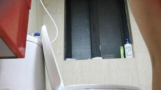 合租房浴室暗藏摄像头偷拍 两位美少妇洗澡嘘嘘.m