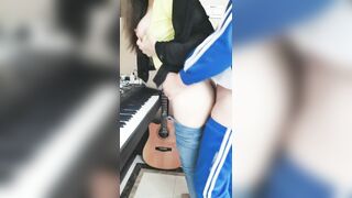 超爽剧情演绎 周未去音乐老师家补课被音乐老师调戏强行做爱！对白清晰有趣，十分刺激精彩.