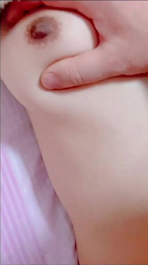 【母女乱伦】海角社区鬼父大神《我和女儿乱伦》，哄骗女儿乱伦时拍摄，女儿满意配合，第一视角，中文配字