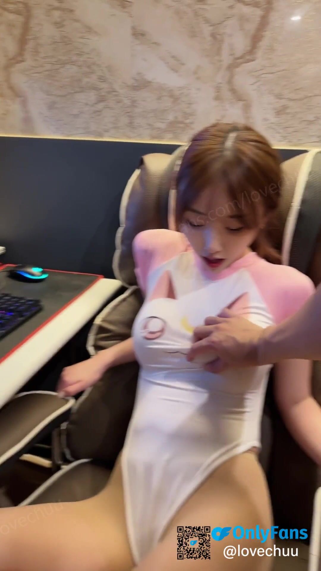 【02月新品②】，五星推荐，顶级颜值，白富美女神【lovechuu】下海沦为财阀肉便器，真正的穷人女神，富人母狗.