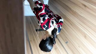 办公楼女厕近距离贴B拍 两位美女职员的小黑鲍鱼.