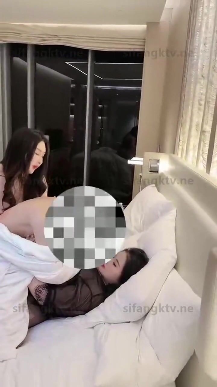 【震撼双飞推特巨乳】Z杯网红女神『悠悠』与秀人网红巨乳女神『王俪丁』合体 与男摄影挑逗啪啪 超合体双飞爆乳女神.