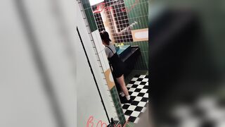 极品厕拍】手持闪光变焦 极品女神主播 超清拍摄