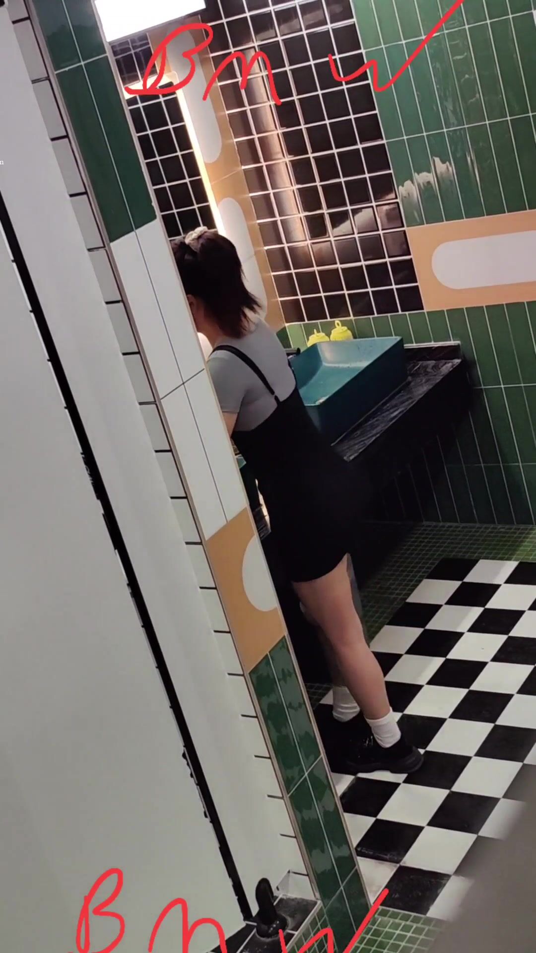 极品厕拍】手持闪光变焦 极品女神主播 超清拍摄