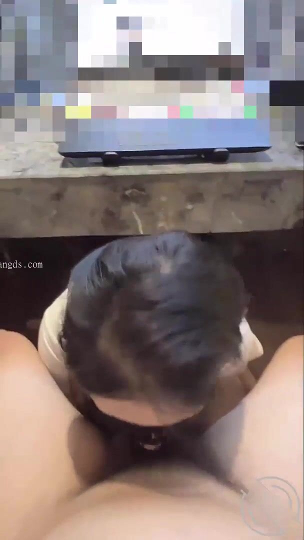 -爆乳丰臀小姨子在胯下含着大屌 小姨子实在太色情了替我口着几把的时候下面都湿了全是水我很轻松的就插入了.