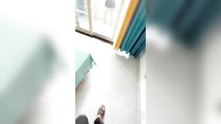 兄妹乱伦》爸妈不在家掀起妹妹的裙子在阳台就开操妹妹的小嫩B