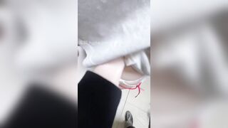 和楼下的美少妇在厨房偷情 一边炒菜一边在灶台子上操