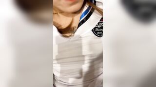 极品反差婊 穿着校服的妹子自抠小穴求被操 插入后只懂叫爽，无套内射，精液满小穴