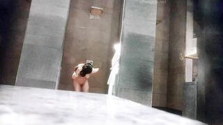 -高档洗浴中心内部员工偷拍 多位身材不错的美少妇洗澡