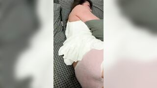 小哥拉起刚下夜班困的要命女友脱下内裤就想开操 被她发现在拍视频极力的反抗.