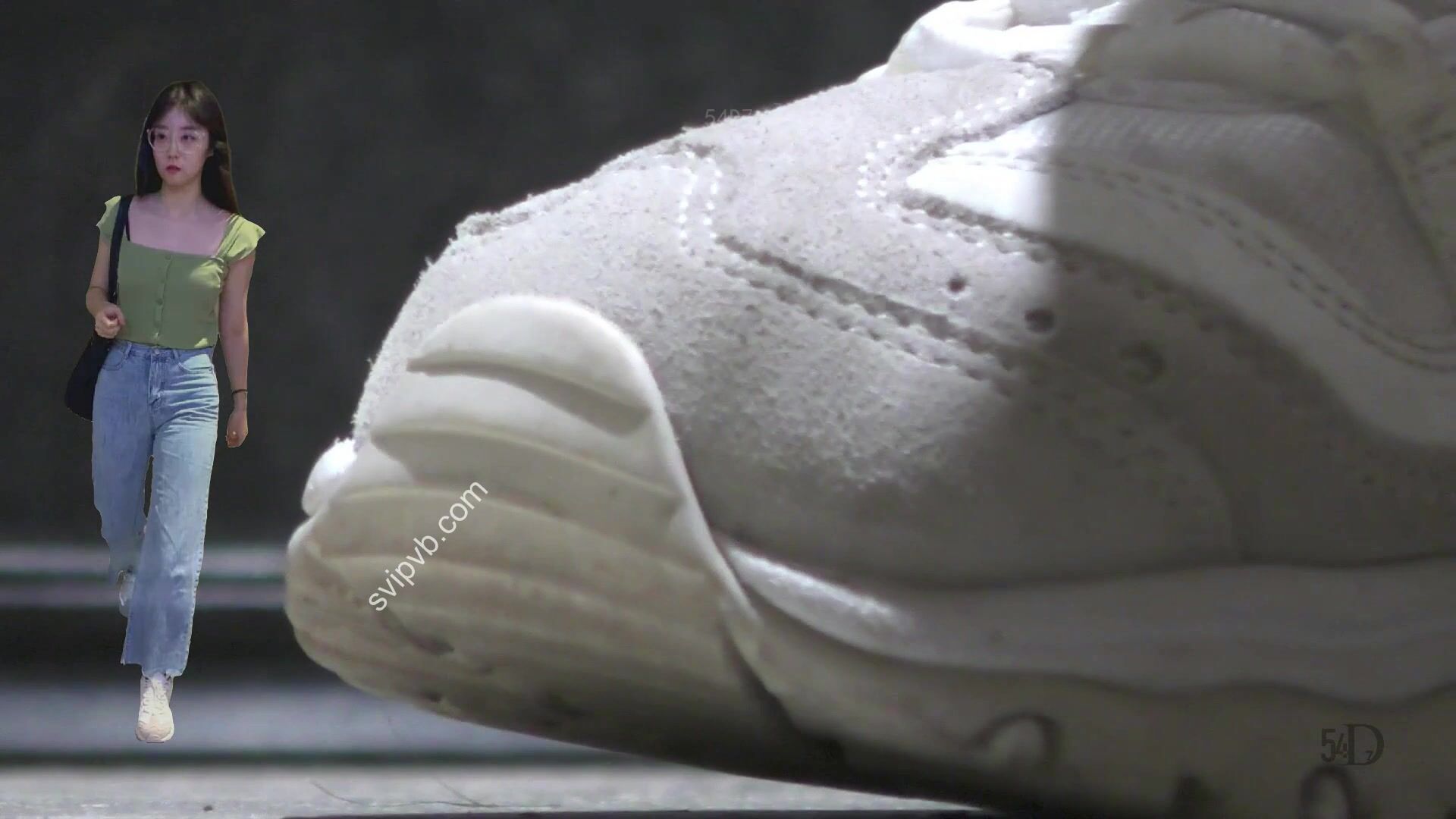 极品颜值小美女嘘嘘，近景特写同步露脸全身，小姐姐私密处看得一清二楚