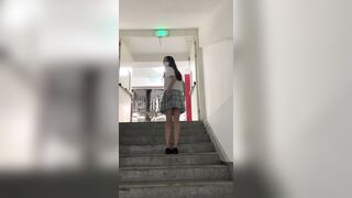 主人露出任务 清纯学妹 商场露出挑战！人前女神 人后被主人支配玩弄的小狗，清纯靓丽外表下是个反差婊母狗