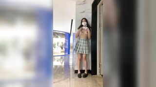 主人露出任务 清纯学妹 商场露出挑战！人前女神 人后被主人支配玩弄的小狗，清纯靓丽外表下是个反差婊母狗