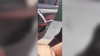 -她说：“操我的时候别拍我的脸。” 但又目不转睛地盯着镜头， 她说她最喜欢这段.