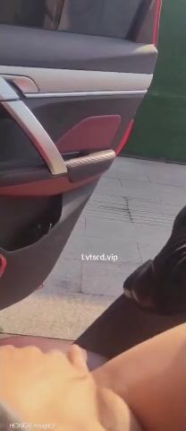 -她说：“操我的时候别拍我的脸。” 但又目不转睛地盯着镜头， 她说她最喜欢这段.