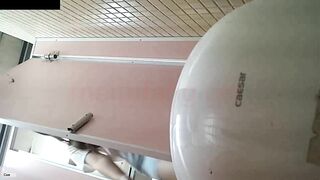 精品厕拍】，校园厕拍达人，对自己女同学下手，多位妹子嘘嘘被偸拍，附生活照1