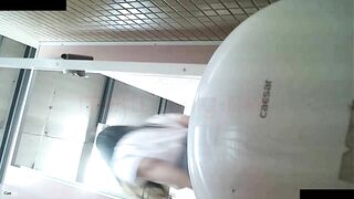 精品厕拍】，校园厕拍达人，对自己女同学下手，多位妹子嘘嘘被偸拍，附生活照1